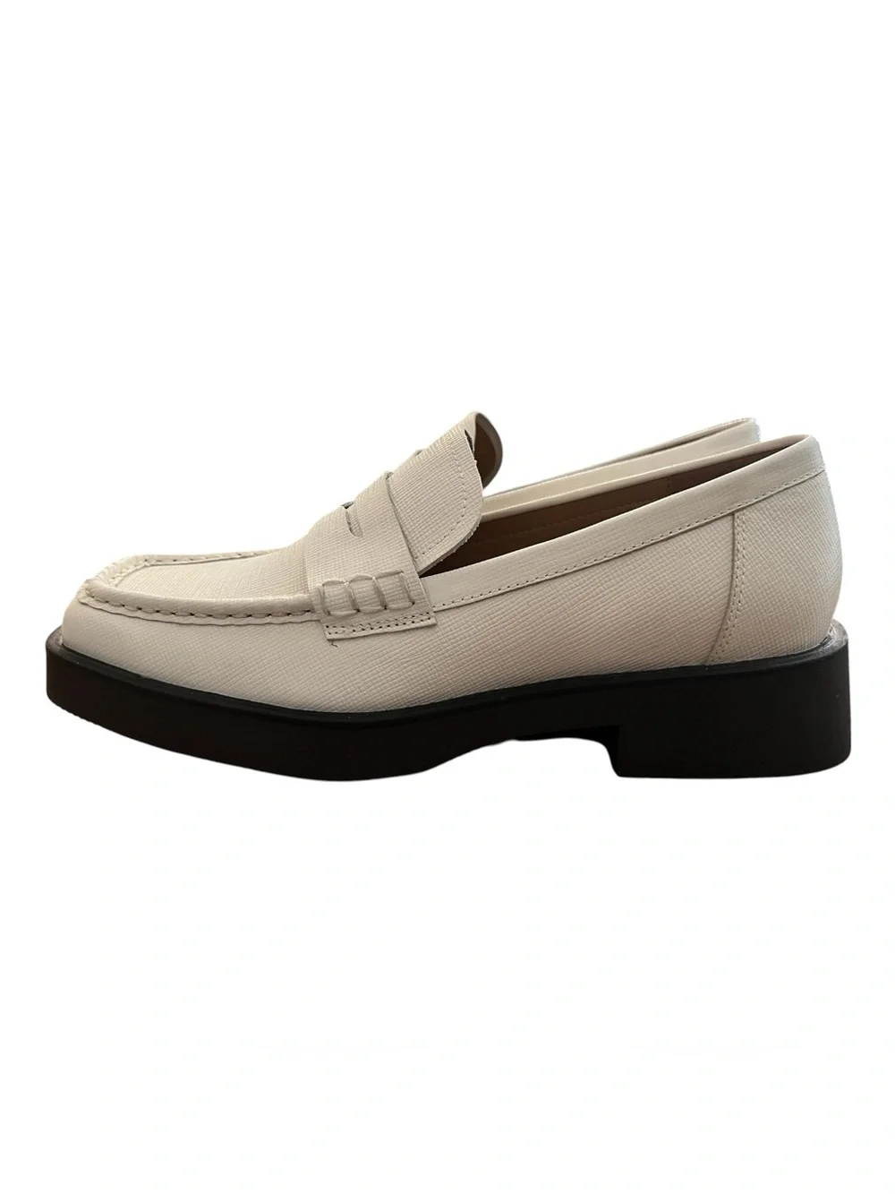 G.H. Bass Whitney Weejuns Penny Loafers Cream Textured Leather NWOB Women’s 8.5